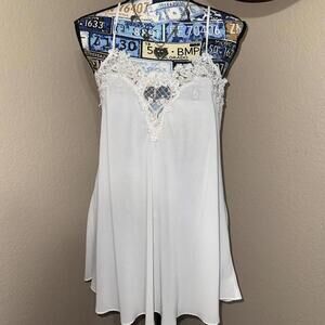 Vintage ‘Dentelle’ whit slip dress with lace & beaded top and bow detail on back